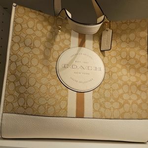 Coach tote w/adjustable straps and gold hardware